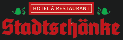 Logo für "Hotel & Restaurant Stadtschänke" mit dem Namen in großen, roten, gotischen Buchstaben und einem roten rechteckigen Zeichen mit weißem Text darüber, flankiert von grünen Zierelementen auf schwarzem Hintergrund.